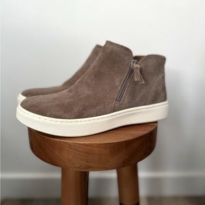 Sofft chelsea sneaker boots. Women’s size 7.5